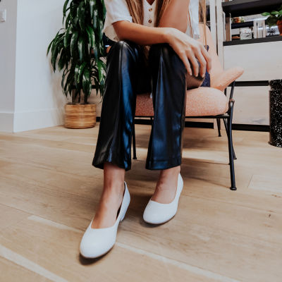 Journee Collection Saar Womens Round Closed Toe Block Heel Pumps