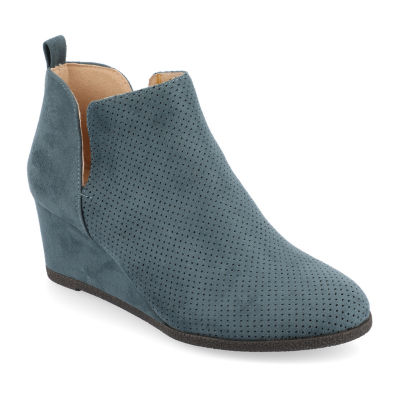 Wide width heel outlet booties