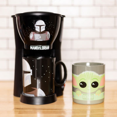 Uncanny Brands Star Wars The Mandalorian & Baby Yoda Single Cup Coffee Maker Gift Set With 2 Mugs