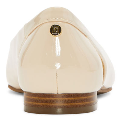 Liz Claiborne Cadence Womens Pointed Closed Toe Ballet Flats