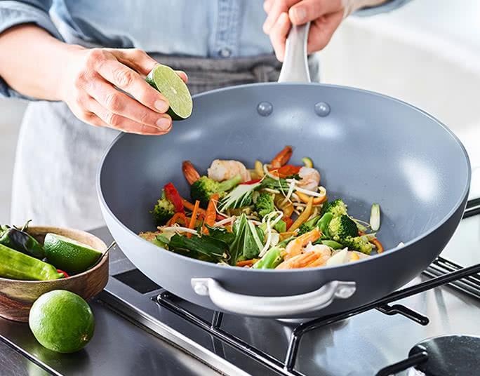 cookware buying guide - woks